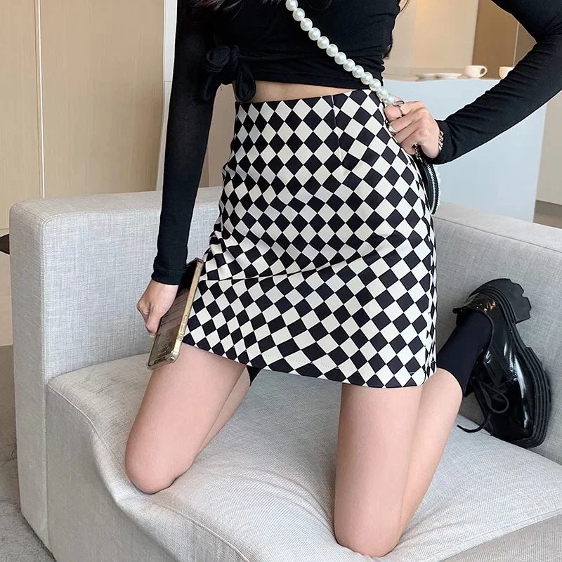 

XEASY 2021 Women Elegant Vintage PU Black White Plaid Skirt Female Streetwear Slim Casual Hight Waist Mini ​Skist Chic Bottoms