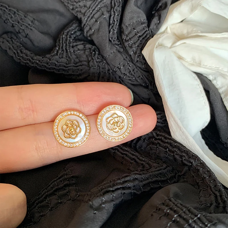 YAOLOGE Luxury Bright Golden White Circle Coin Earrings 2023 New Fashion Small Flower Pattern Stud Earrings Jewelry Womens