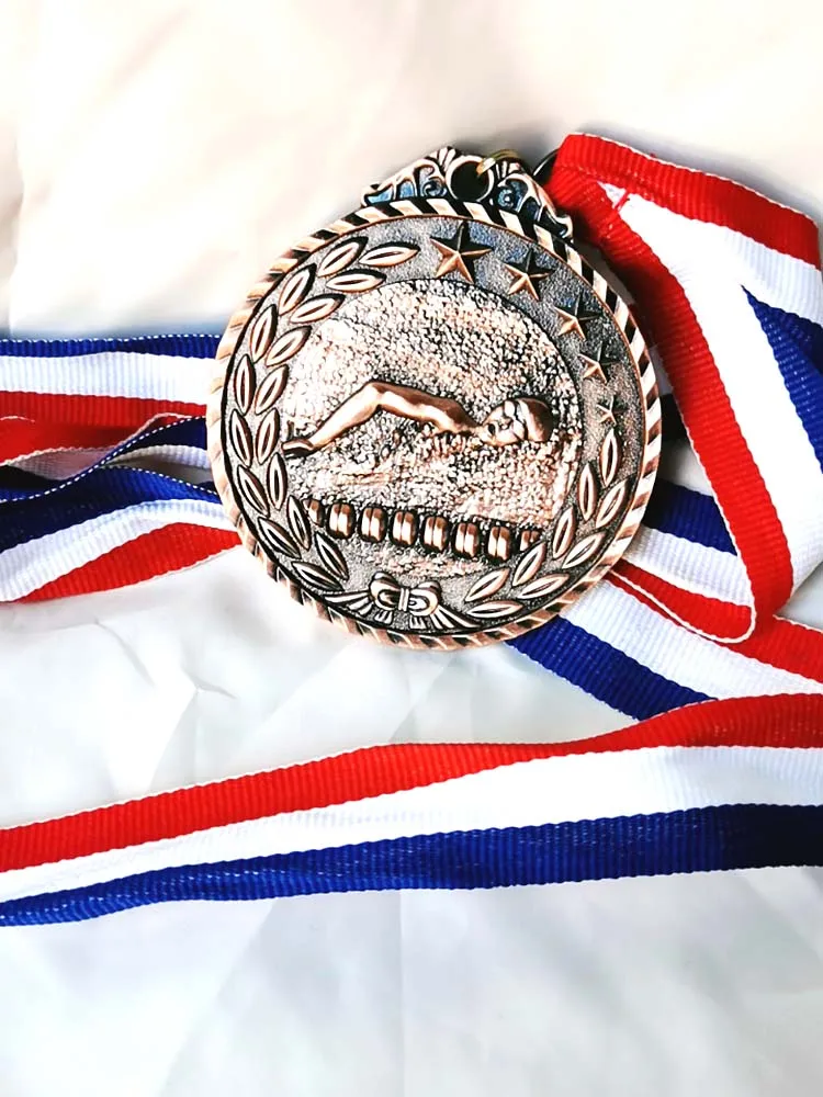 1 個水泳メダルゴールド色とソフトエナメルプロセス、水泳お土産カラフルなリボン Size65MM