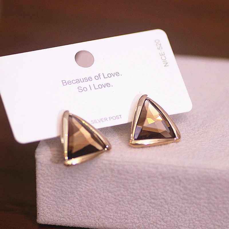 2024 New Arrival Big Geometric Triangle Stud Earrings for Women Sparkling Clear Crystal Ear Studs Elegant Party Jewelry Gifts