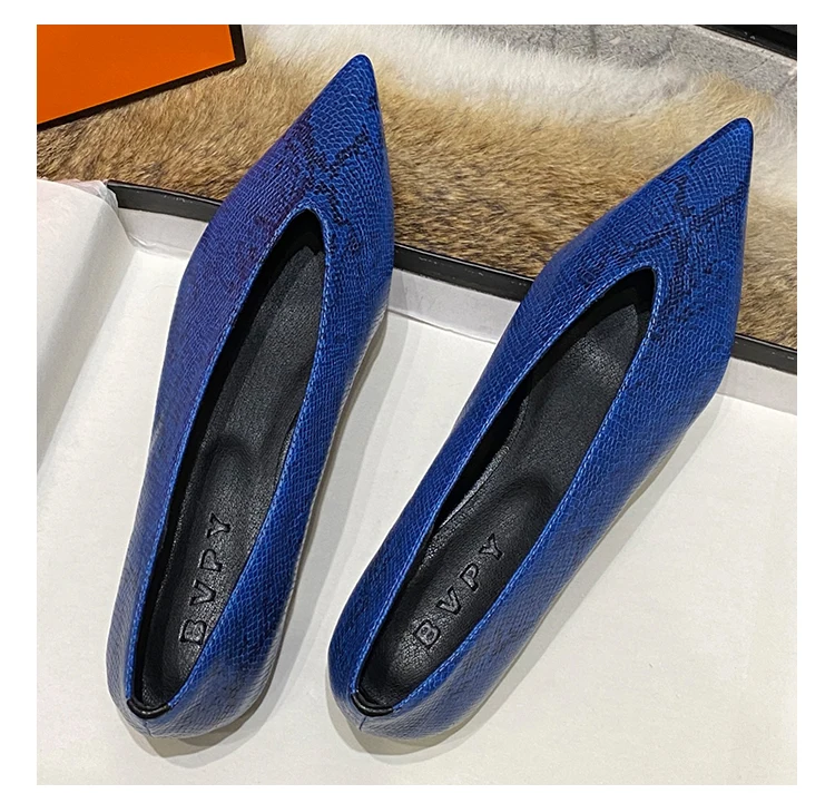 C392 XGRAVITY New Fashion Casual Flats Comfortable Ladies Fashion V Cut Pointed Toe Shoes Elegant Snakeskin Pattern Flat Shoes