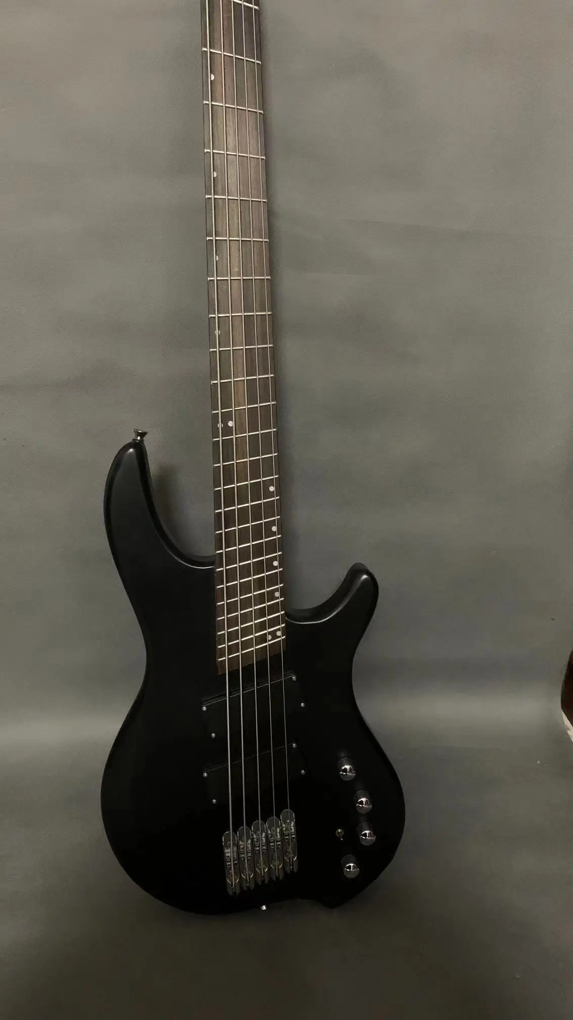 High-end custom inclined 5-string bass, matte black body, Inclined fingerboard, 34-inch treble, 37-inch bass, chrome plated hard