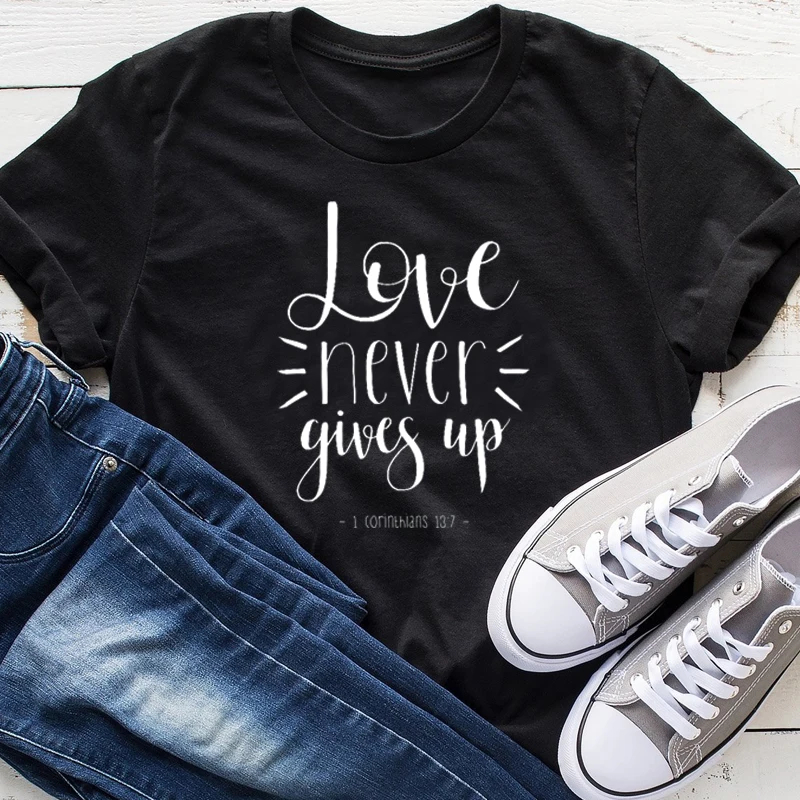 Love Never Gives Up Slogan Women Tshirt Christian Streetwear Harajuku Female Clothing Cotton Shirt O Neck Short Sleeve Top Tees