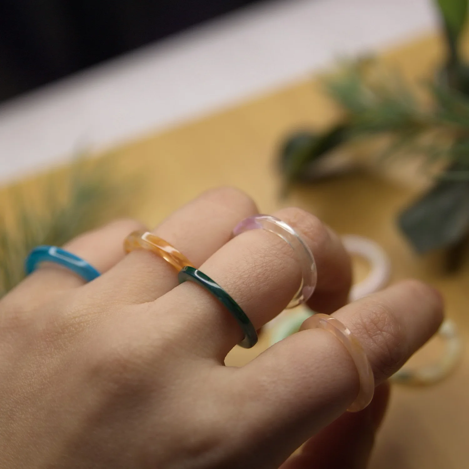 Neue koreanische ästhetische bunte Harz-Acryl-Ringe im Set für Damen – geometrische runde Ringe, temperamentvoller, vielseitiger Schmuck als Geschenk – Detail 30