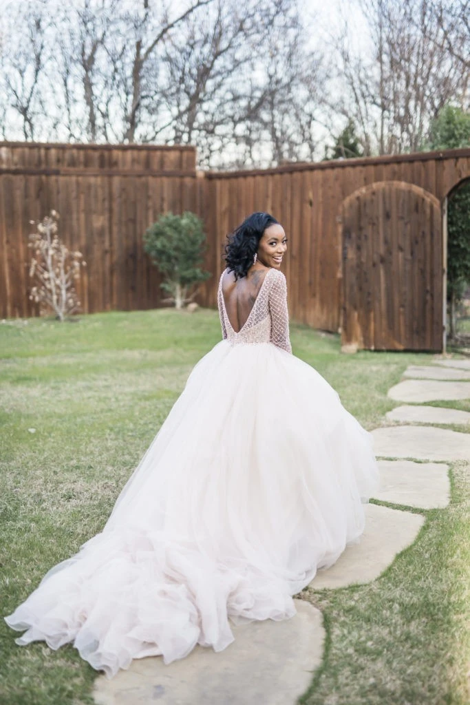 Splendido abito da sposa africano senza schienale una linea maniche lunghe perle perline abiti da cerimonia da sposa gonfi abito da sposa Country da giardino