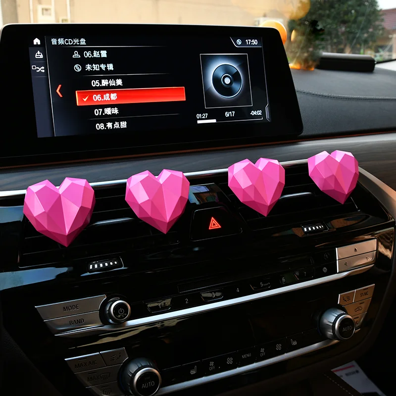 Samochodowy odświeżacz powietrza Heart Auto Fragrance Outlet Vent Perfume Clip Perfume Interior Decoration Akcesoria samochodowe dla dziewczynek