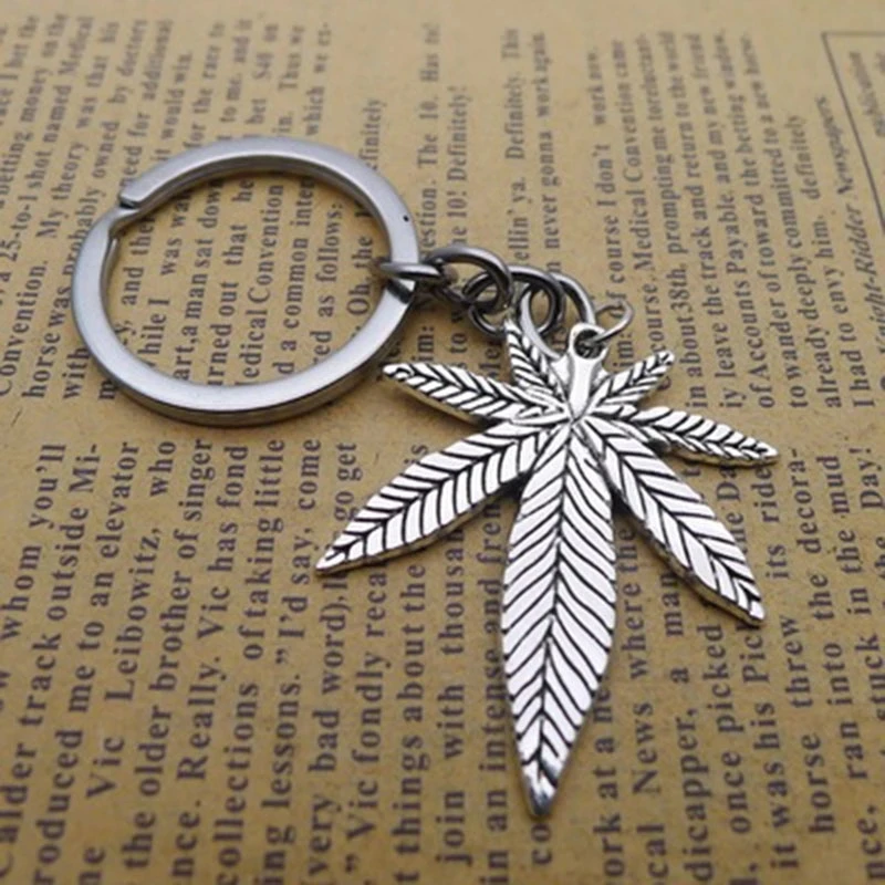 Retro New Fashion Keychain Alloy Large Maple Leaf Keychain Pendant Antique Silver Friends Jewelry Gift Keychain