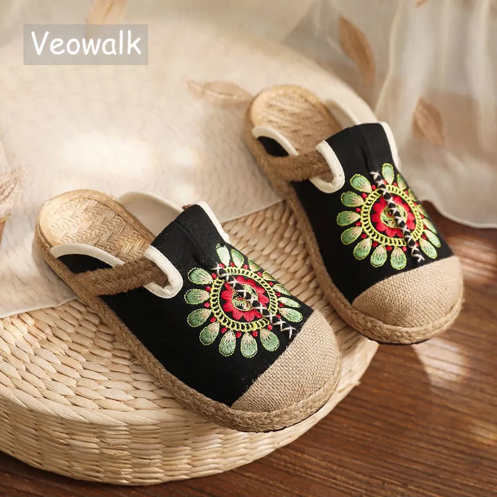 Veowalk Retro Summer Women Handmade Linen Canvas Close Toe Slippers Non-Slippery Bottom Ladies Flat Mules Embroidered Home Shoes