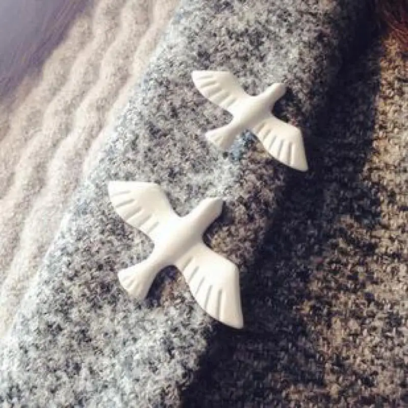 Korean Girl Brooch 2021 Fashion New Wild Small Fresh White Peace Dove Collar Pin Badge Clothing Women\'s Clothing Sales Coraline