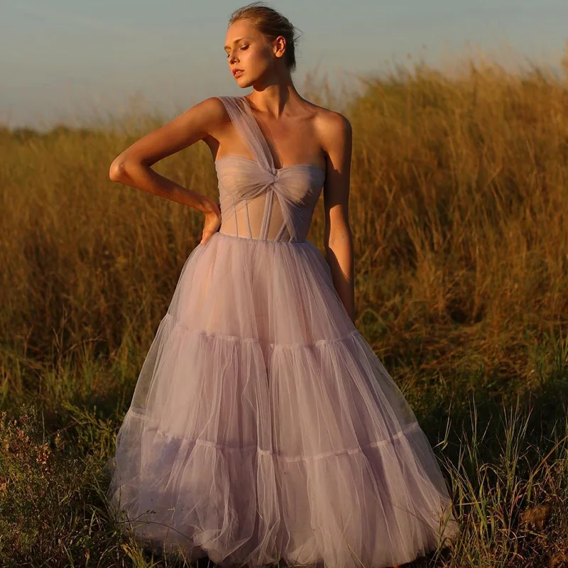 Robe de demoiselle d'honneur violet poussiéreux, asymétrique épaule dénudée, courte robe de soirée de mariage plissée Sexy, robes de bal de célébrité bon marché, 2021