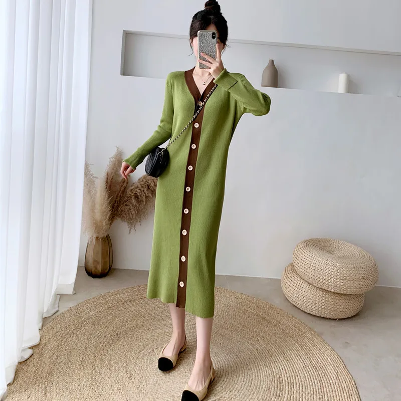 

2020 autumn new V-neck contrast color stitching ice silk dress female knitted skirt single-breasted loose long cardigan