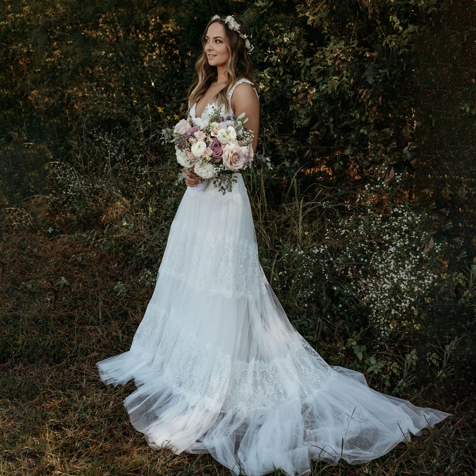 Baixo decote em v boho praia appliqued vestido de noiva feito sob encomenda do laço sobreposição elopement fotografia sem costas destino vestido de casamento