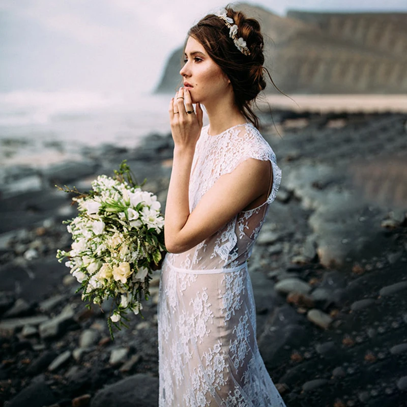 Artystyczna koronka suknia ślubna z pociągu w stylu Vintage Line przezroczysty tył rękawy Cap okrągły dekolt trawnik Beach Boho weselny Party Dress