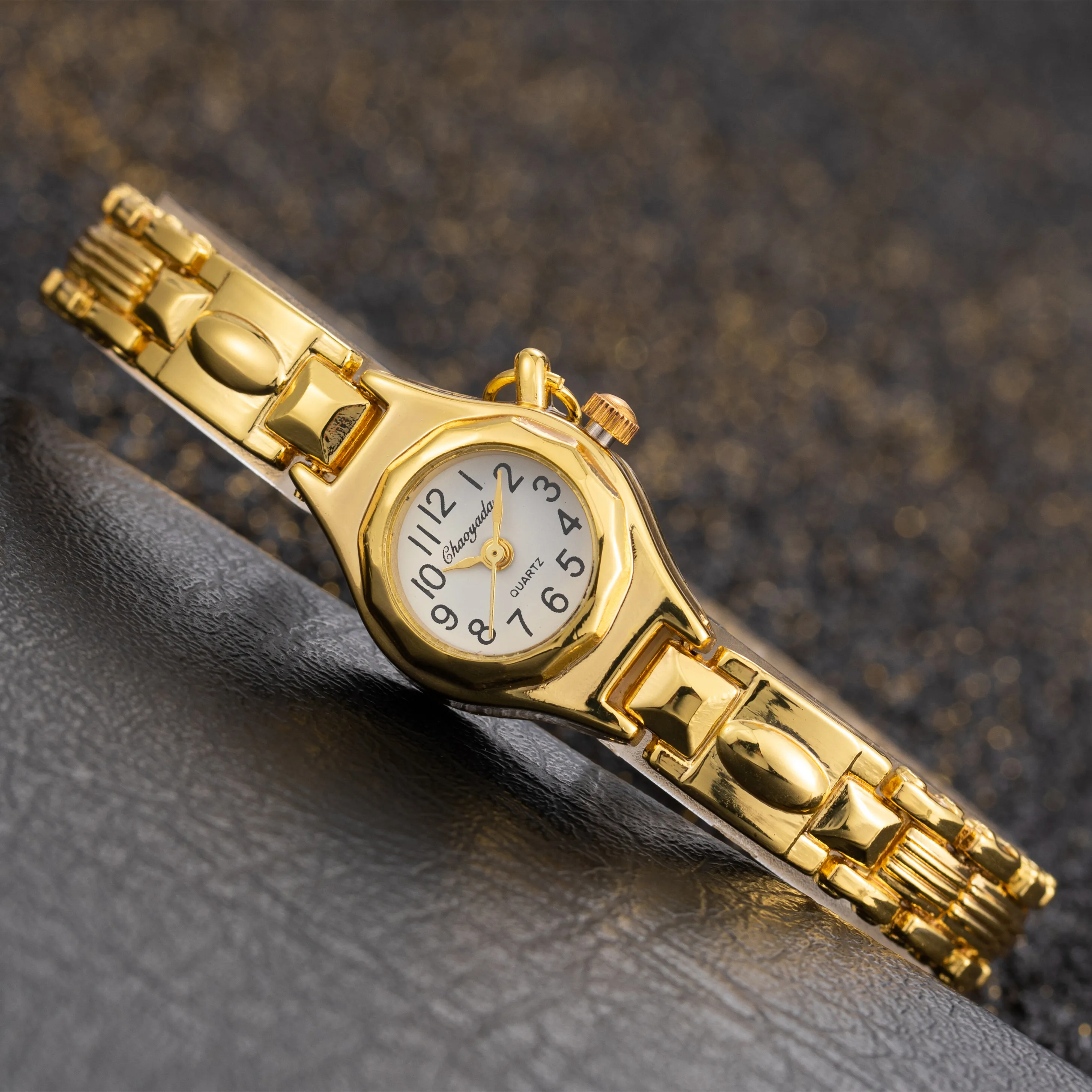 Damespolshorloge Gouden armband Kleine wijzerplaat Elegant horloge met harthanger Dames dames roestvrijstalen polshorloge voor dames