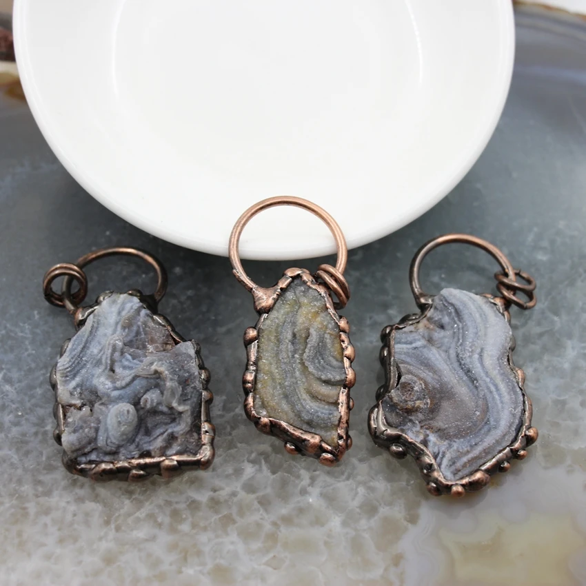 

Irregular Natural Rock Agates Slice Antique Brass Style Hoop Pendant,Galaxy Druzy Slab Vintage Necklace Charms Healing Jewelry