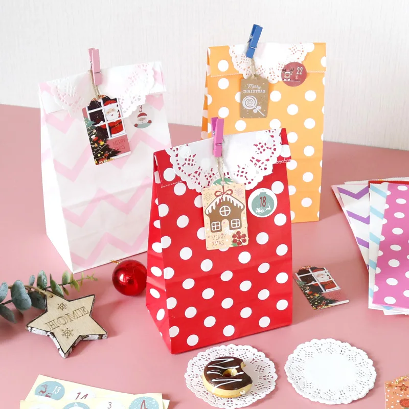 24Pcs/Set Christmas Gift Bag Color Kraft Paper Bag With Sticker Baking Cookies Packaging Bags With Tags Wedding Favor Candy Bag