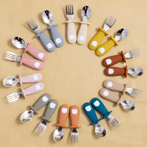 새로운 디자인 아기 먹이 단단한 음식 숟가락 포크 세트 BPA 무료 실리콘 손잡이 만화 곰 스테인레스기구 어린이 식기