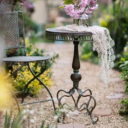 Petite table ronde en métal rétro rustique ajouré