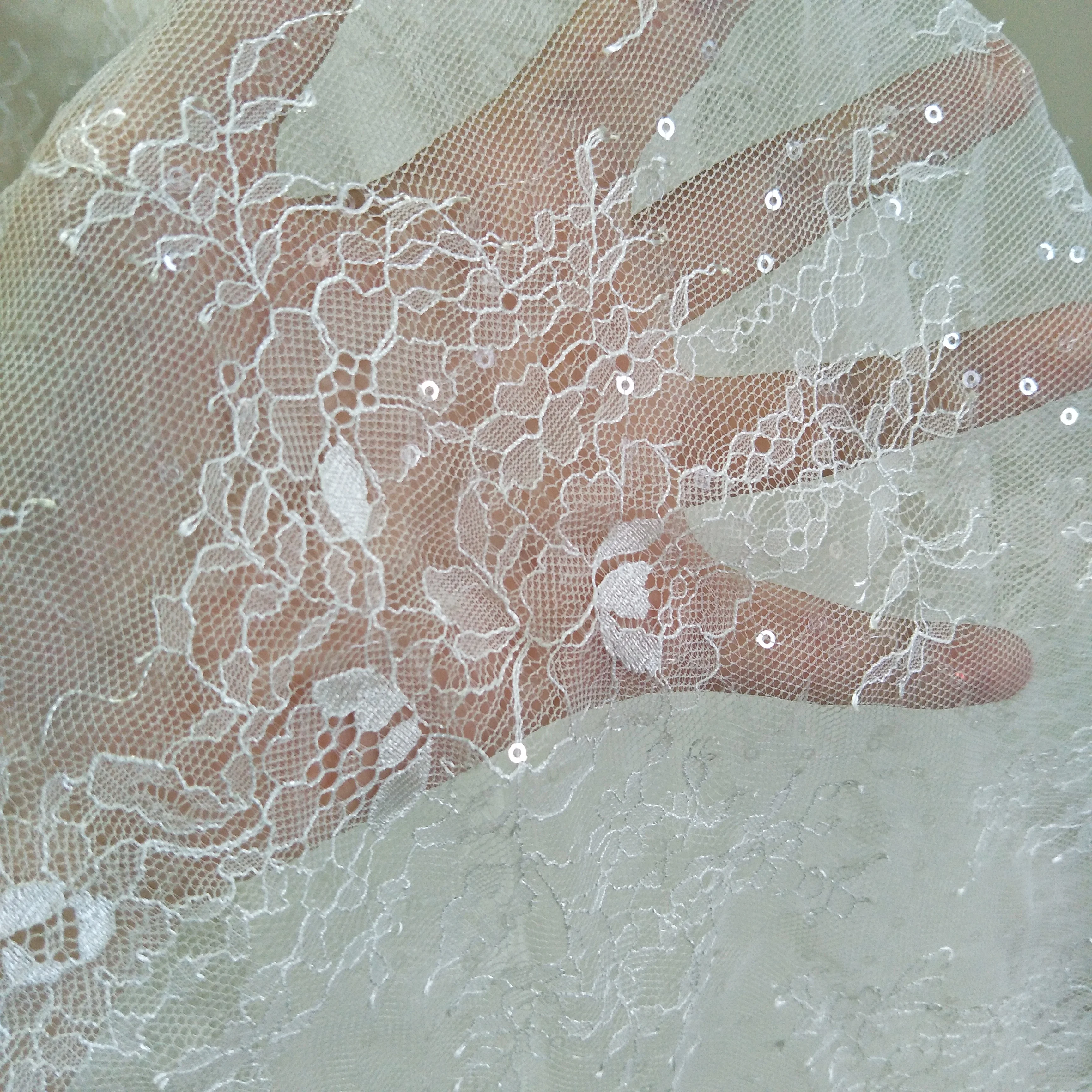 2020 New arrival fashion ivory chantilly lace fabric with sequins 135cm wdith sequin wedding lace hot sellling