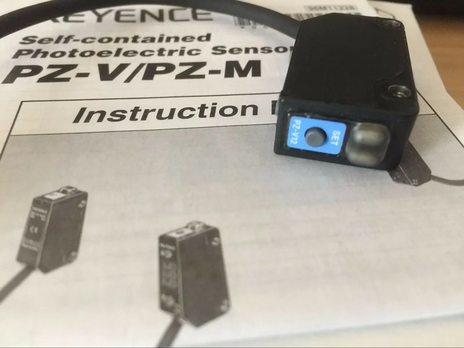 

New Keyence PZ-V12 Sensor in box