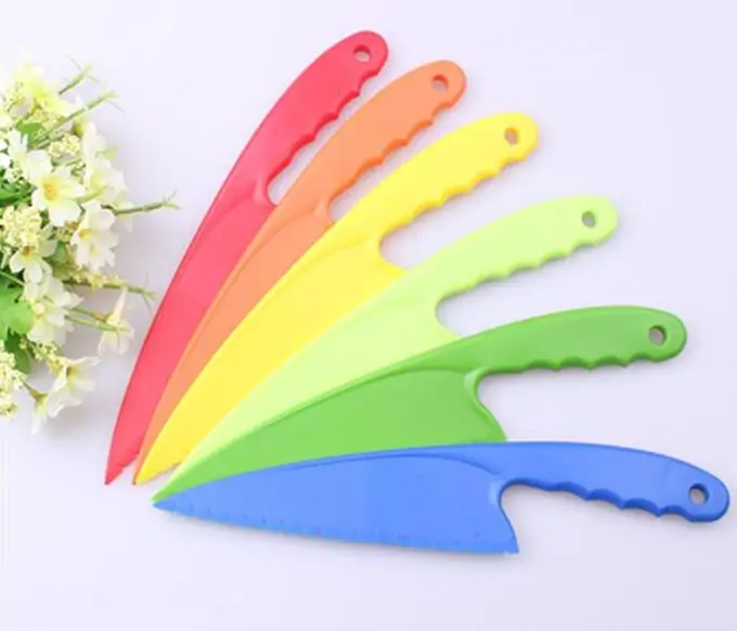 Wholesale Colorful Food Grade Plastic Scraper Cake Knife Mousse Bread Knife With Jaggedly Kitchen Baking Tools Random Color