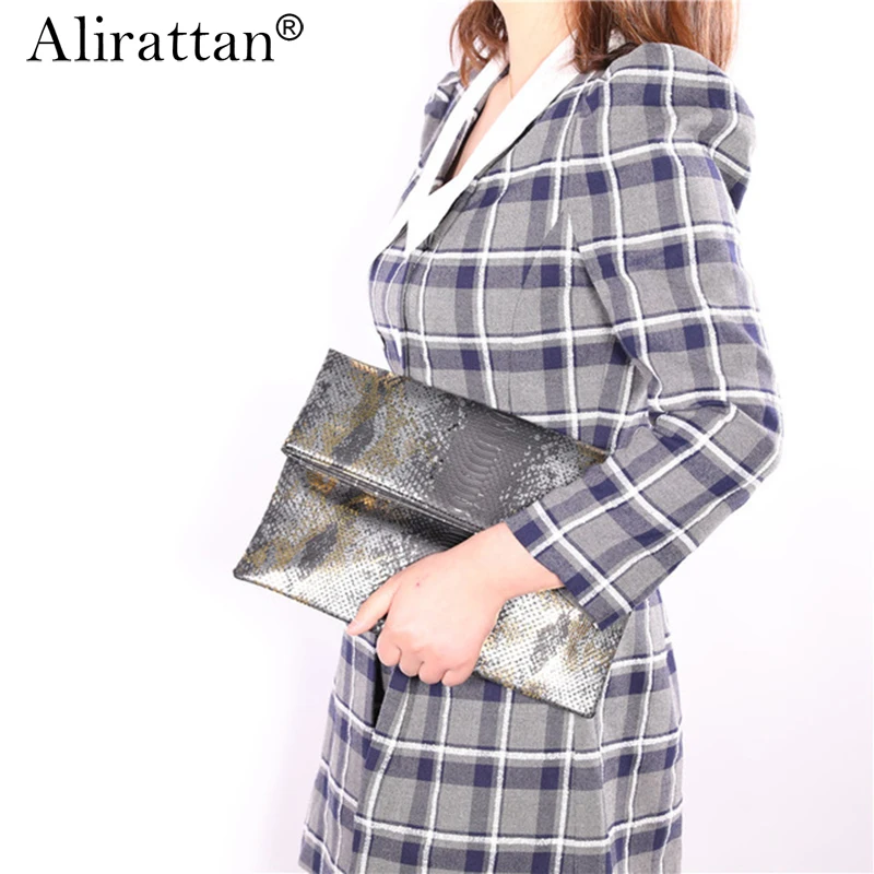 

Alirattan Serpentine Clutch Bags for Women Wristlet Fashion Envelope Bag Party Evening Black Purse sac a main femme