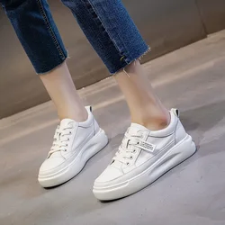 Nuevos zapatos de mujer de talla grande para otoño e invierno, zapatos blancos con plataforma ligera de cuero, zapatos planos casuales deportivos transpirables para primavera para mujer