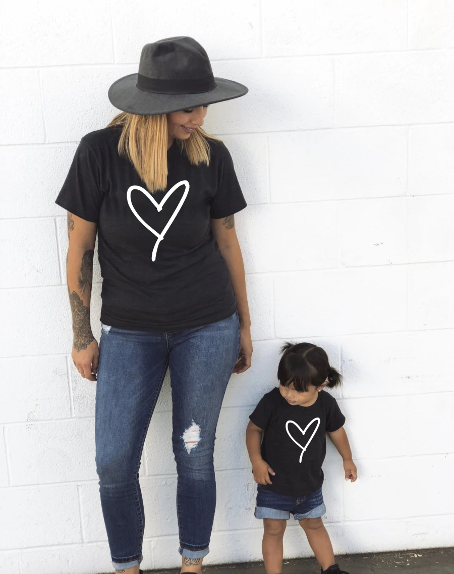 

1pcs Mommy and Me Heart Print Matching T Shirt Mom and Son Daughter Family Clothes Besties Mama and Kids Family Look Outfits