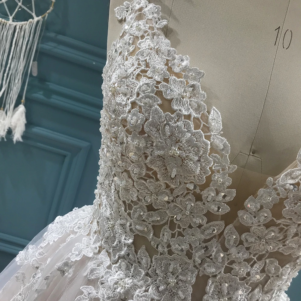 Mryarce Tüll A-Linie Brautkleid mit Stufenrock, tiefem Ausschnitt und Spitzenapplikationen in Blush – Detail 8