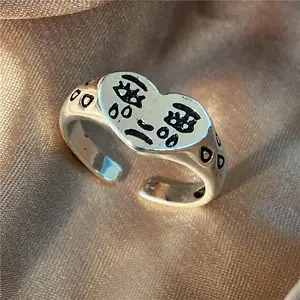 Bague de fiancaille moche sale