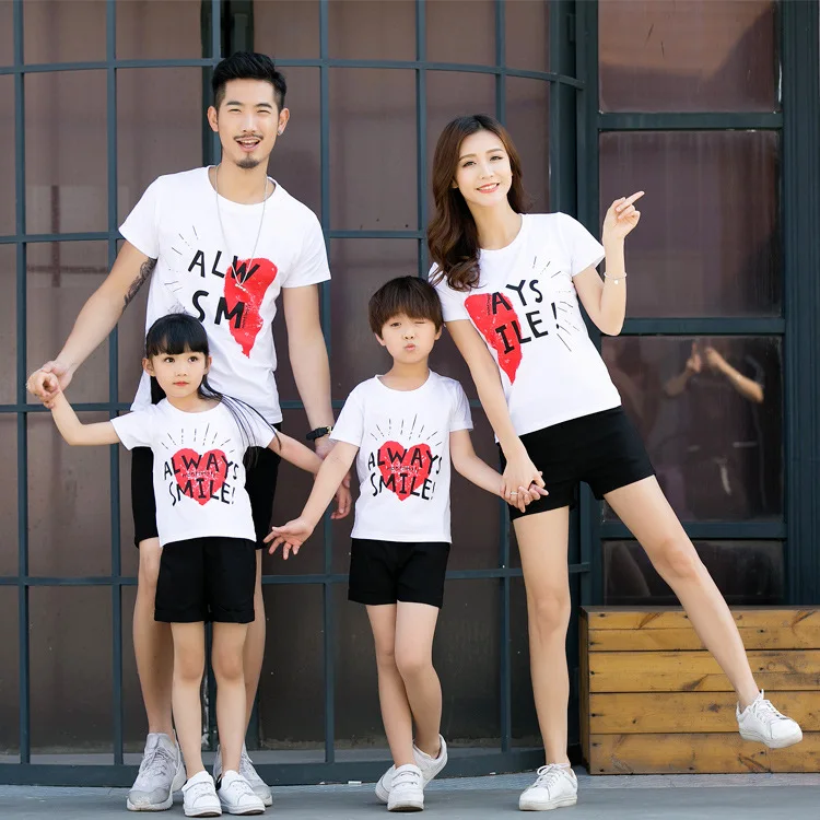 

A family of four parent-child summer new casual family fitted T-shirt family wear letter printed cotton compassionate