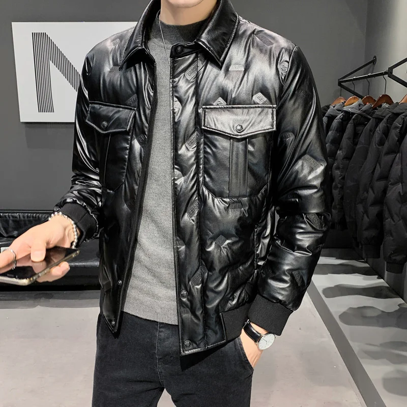 Abrigo de plumón negro brillante para hombre, chaqueta con cuello vuelto y cremallera con múltiples bolsillos, estampado de letras, ropa de abrigo