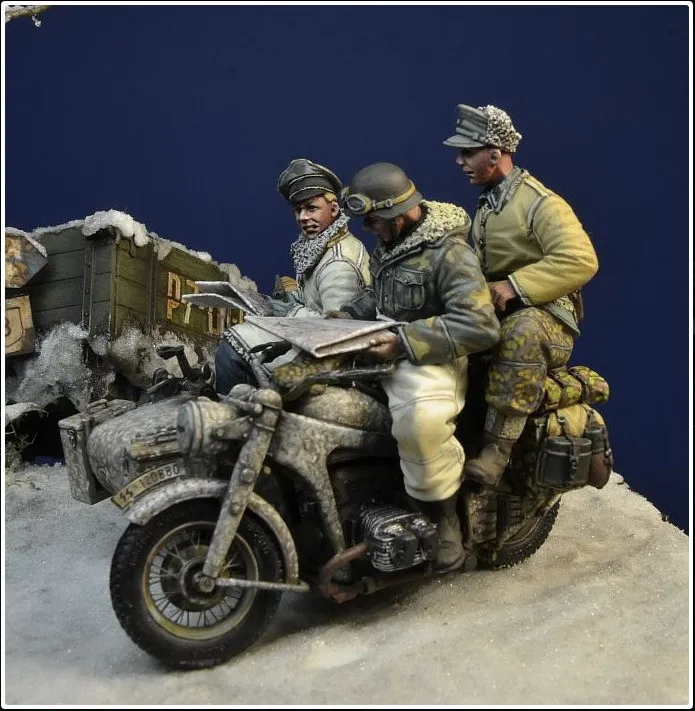 1/35 Resin Model Figure GK，3 figures ,There is no motorcycle ， motorcycle accessories ， Unassembled and unpainted kit