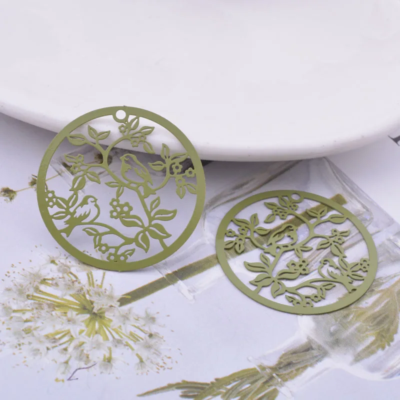 30 Stück AB6630 30mm bemalte runde Anhänger mit Vogelmotiv auf Baum, filigrane Schmuckteile für Ohrringe – Detail 10