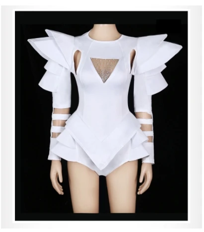 بار Dj الراقصات حجر الراين بذلة بيضاء ارتداءها أزياء رقص الجاز أداء مثير حفلة المغني ملهى ليلي عرض مسرحي