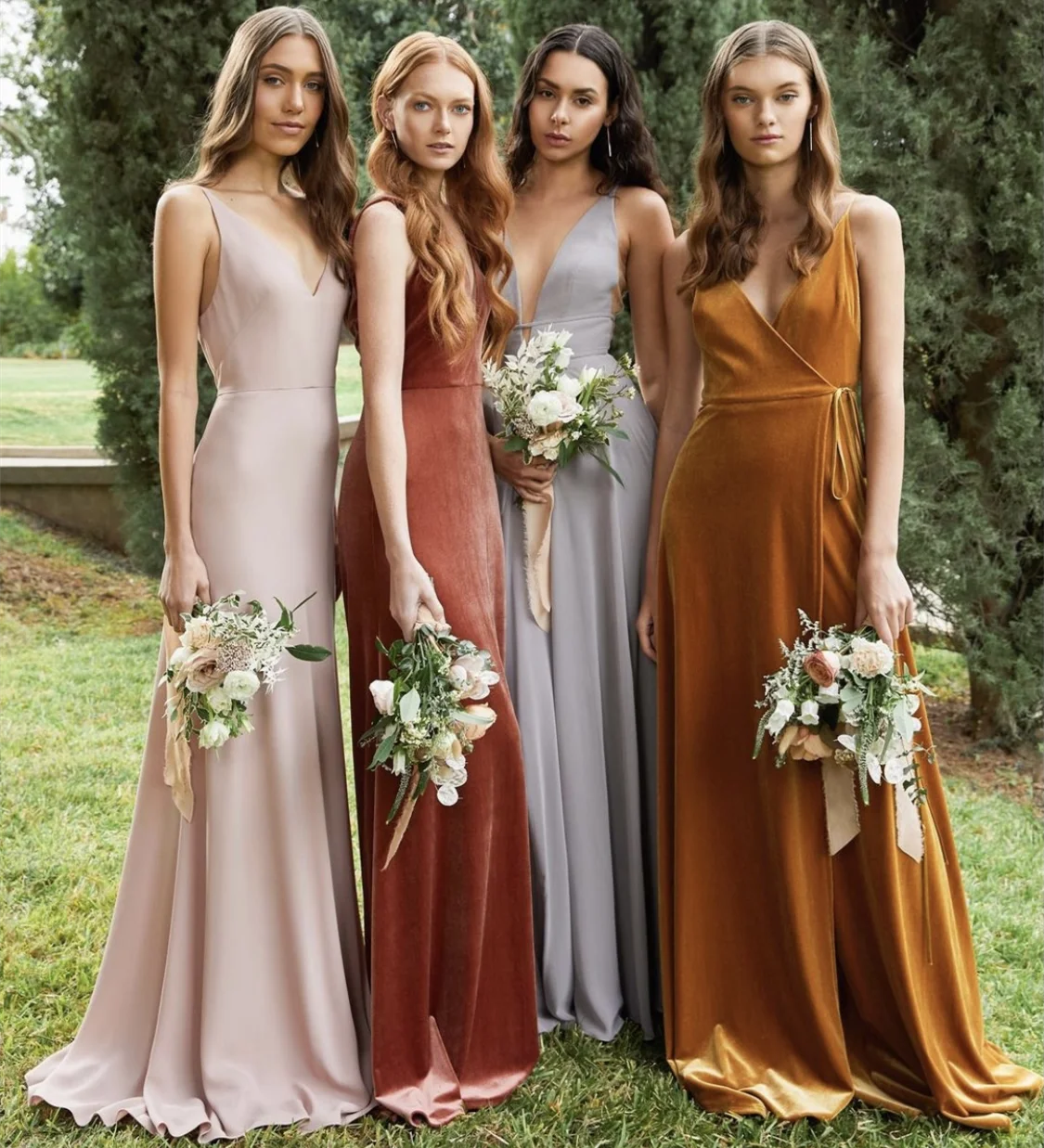 Gaun Bridesmaid Elegan A-Line Deep V-Leher Spaghetti Straps Pleat Tanpa Lengan Panjang Lantai Menawan Gaun Kustom Baru Dibuat