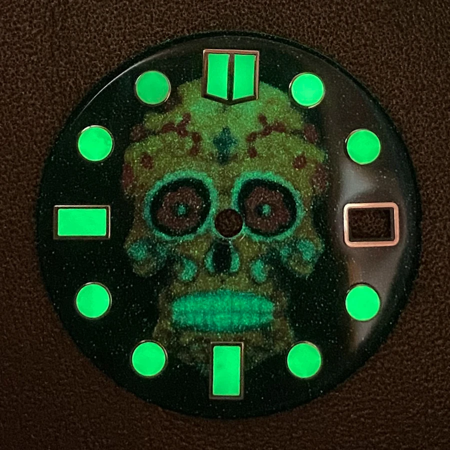 Esfera de reloj esmaltada de 28,5mm, esfera sin logotipo modificada, accesorios de reloj luminosos verdes, adecuada para movimiento NH35, SKX007