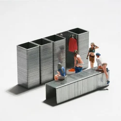 Racemedal produced a 1:64 scale doll model, a static hand, a woman sitting on the side of her head, taking a micro photo of a sm