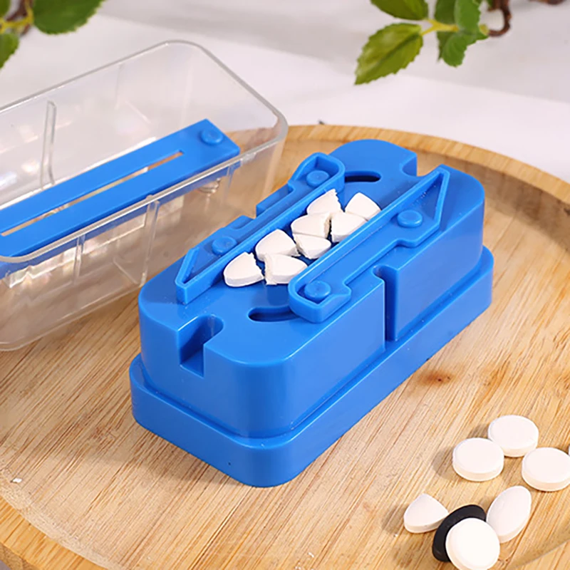 High quality cutting PCS cut drug 4 tablets cutting pills, transparent plastic points drug divider is a rectangle