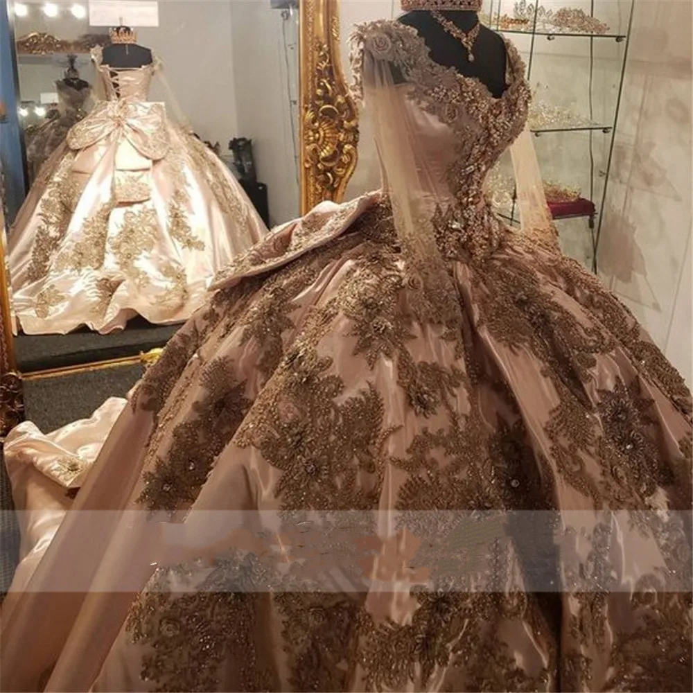 Różowe ozdobione koralikami 2021 Quinceanera sukienki złote koronki Appliqued kwiat słodkie 16 sukienka z długim rękawem V Neck korowód suknie vestidos de 15