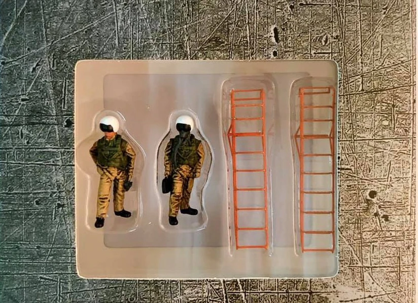 

super mini pvc figure 1 / 72 Soviet pilots and ladder scene set