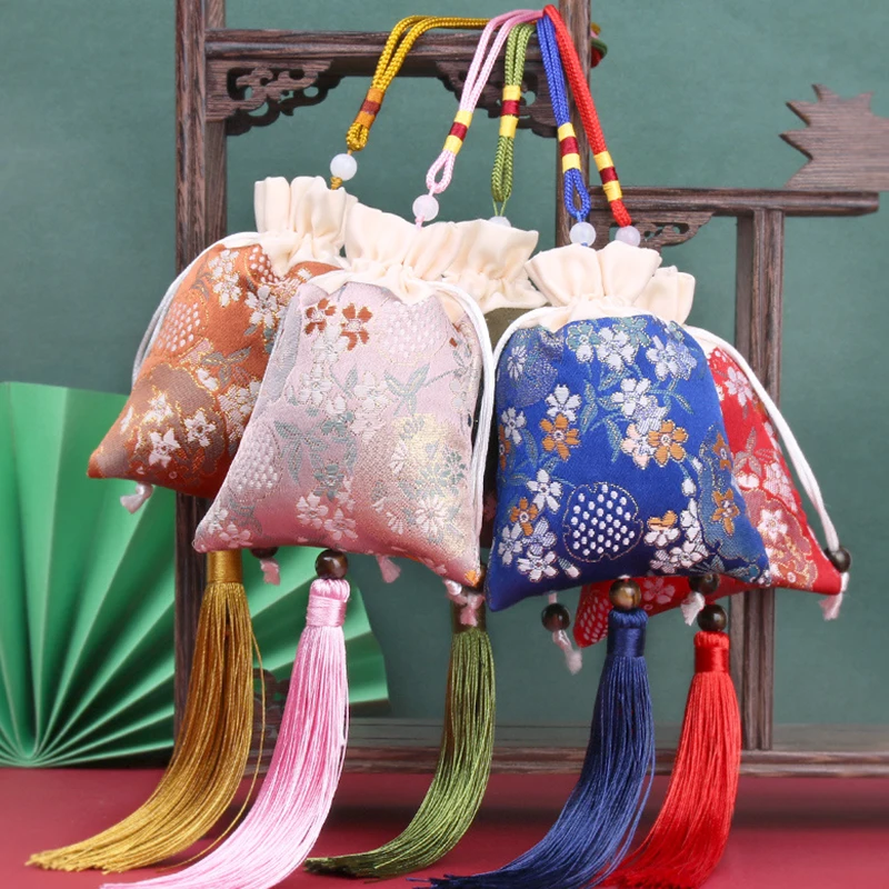 Bolsita portátil con patrón de flores Retro para decoración de dormitorio, viga de brocado, accesorios antiguos para colgar en el coche, almacenamiento de bolsita