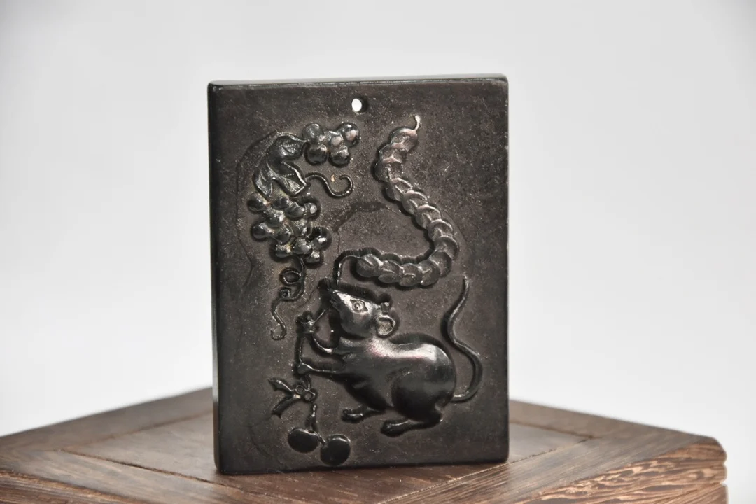 

Коллекция старой метеорита хуншанской культуры и игровой зодиакальной крысы