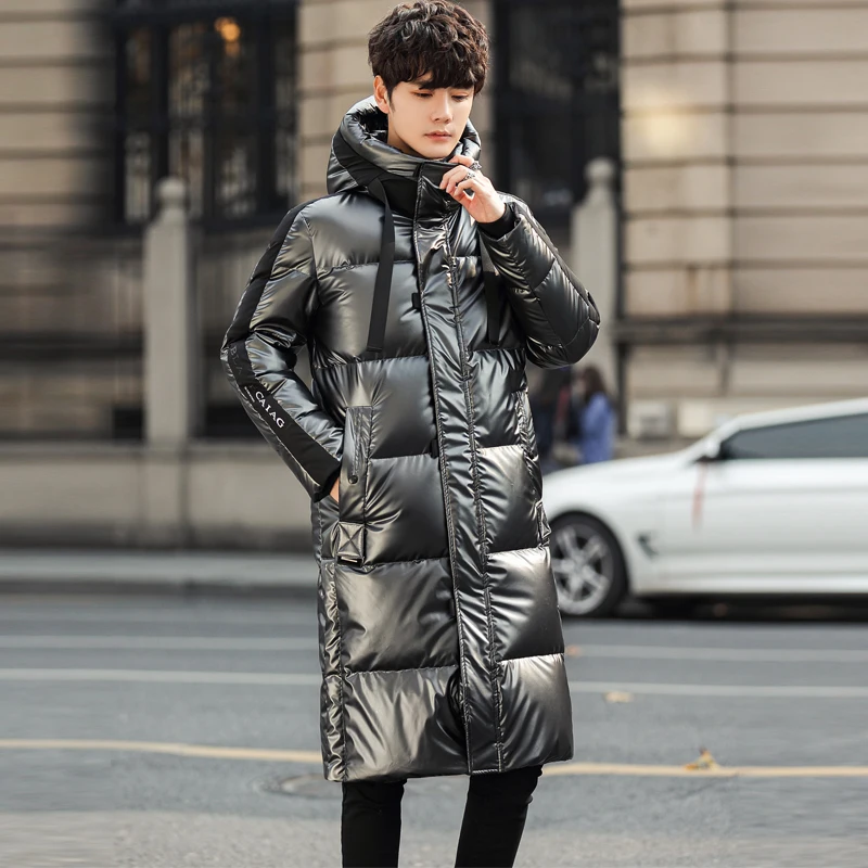 Piumino lucido ispessito nuovo cappotto da uomo bello alla moda invernale di tipo lungo da uomo