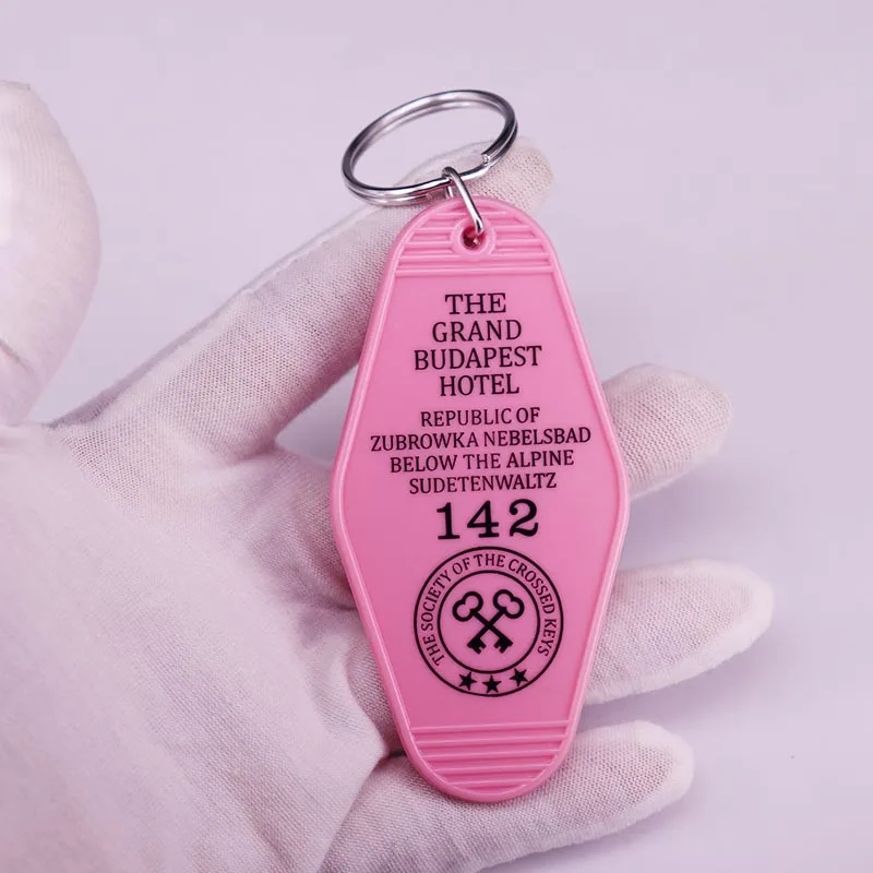 سلسلة مفاتيح الغرفة 142 من فيلم واي إس أندرسون جراند بودابست ، لون وردي وأخضر #5