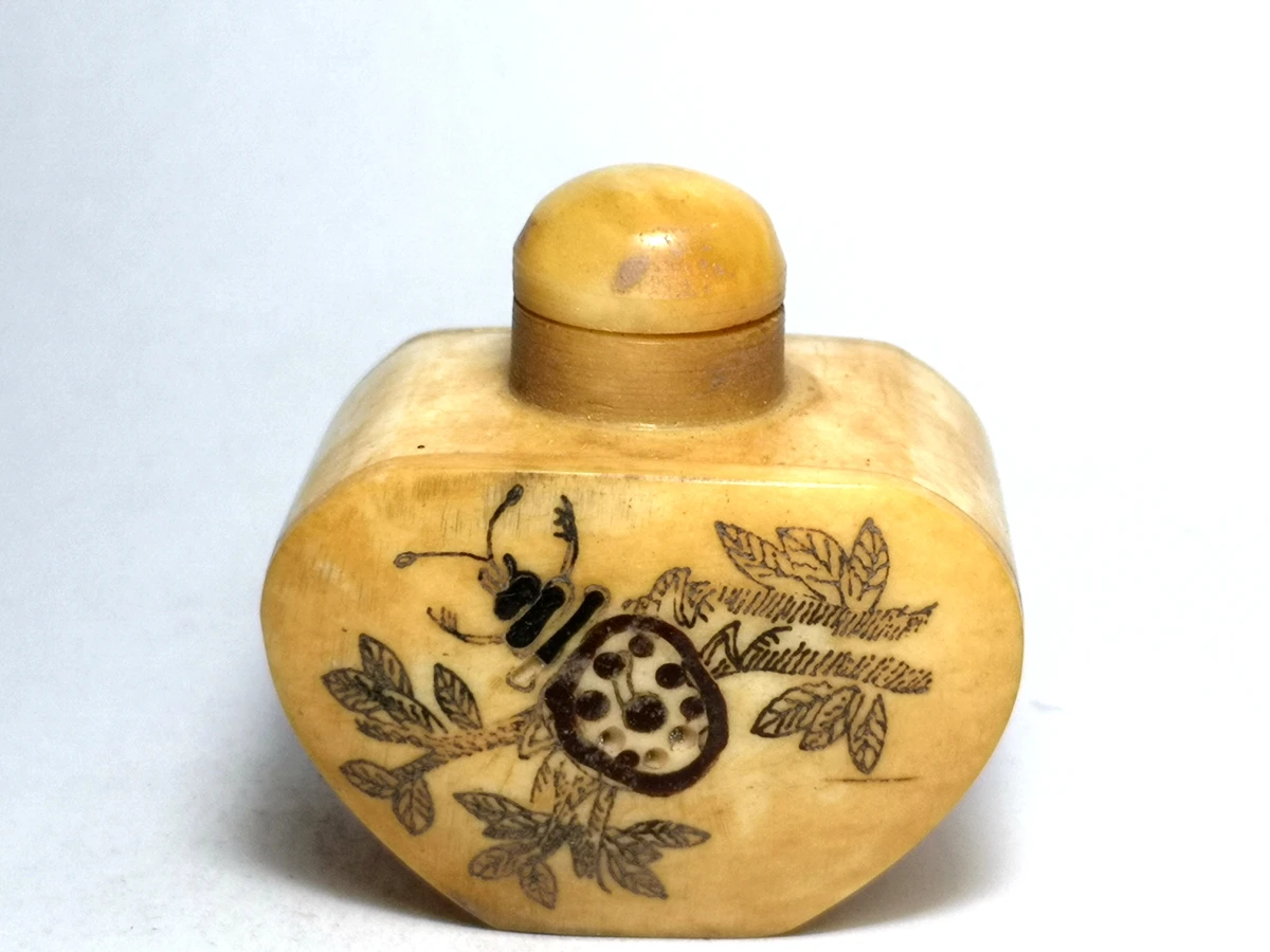 

YIZHU CULTUER ART Collection Ornaments old China Hand Carved inlay beetle flower Snuff Bottles Family Decoration