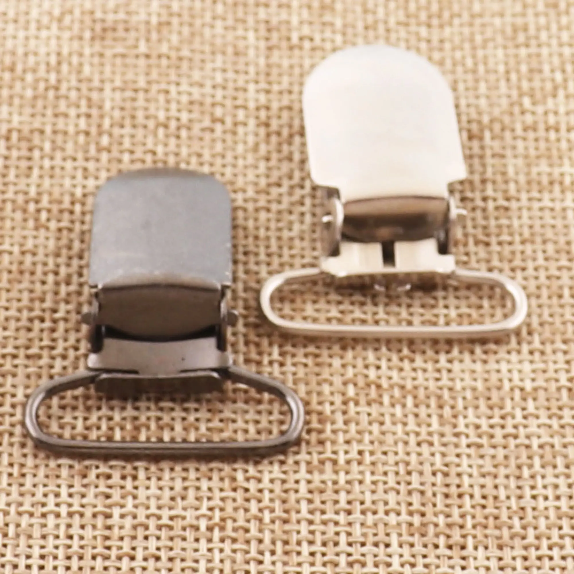 20 Pcs Silver/Black Metal Suspender Clips 1