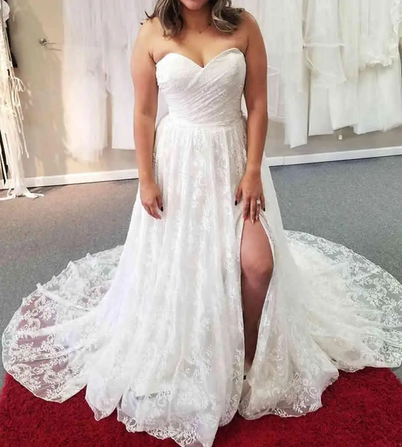 Vestido de novia de corte A romántico, sin tirantes corpiño plisado, con abertura alta, apliques, con tren largo, hecho A medida