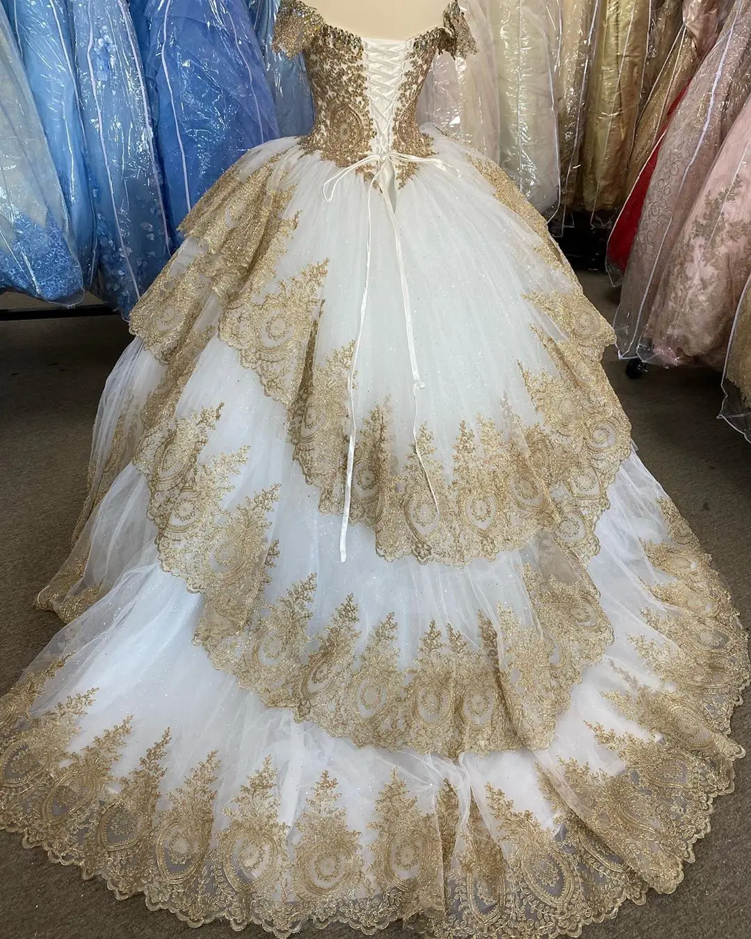 Oro Bianco vestidos de 15 años 2020 Abito Da Ballo Puffy Pizzo Paillettes Quinceanera Abito Al Largo della Spalla Dolce 15 Tiered Strato lace Up