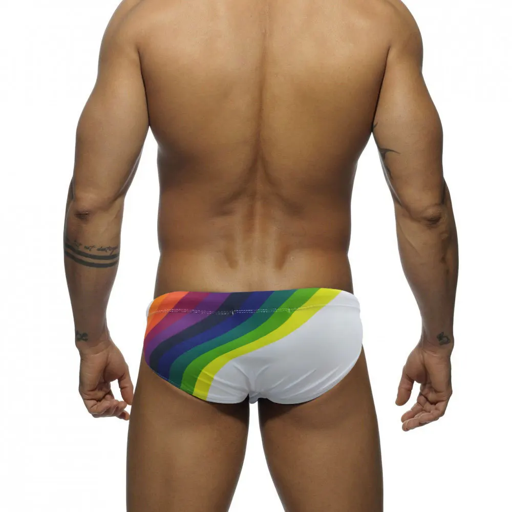 Nieuwe Mannen Regenboog Driehoek Zwembroek Met Push Pad Europese Amerikaanse Mode Lage Taille Sexy Bikini Zomer Strand Surfen